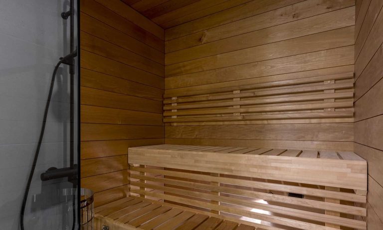 Kohteessa tunnelmallinen sauna.