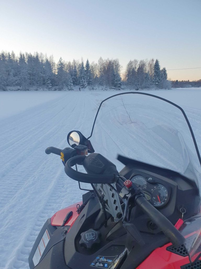 Talvella voi moottorikelkkailla jäällä kulkevalla reitillä.