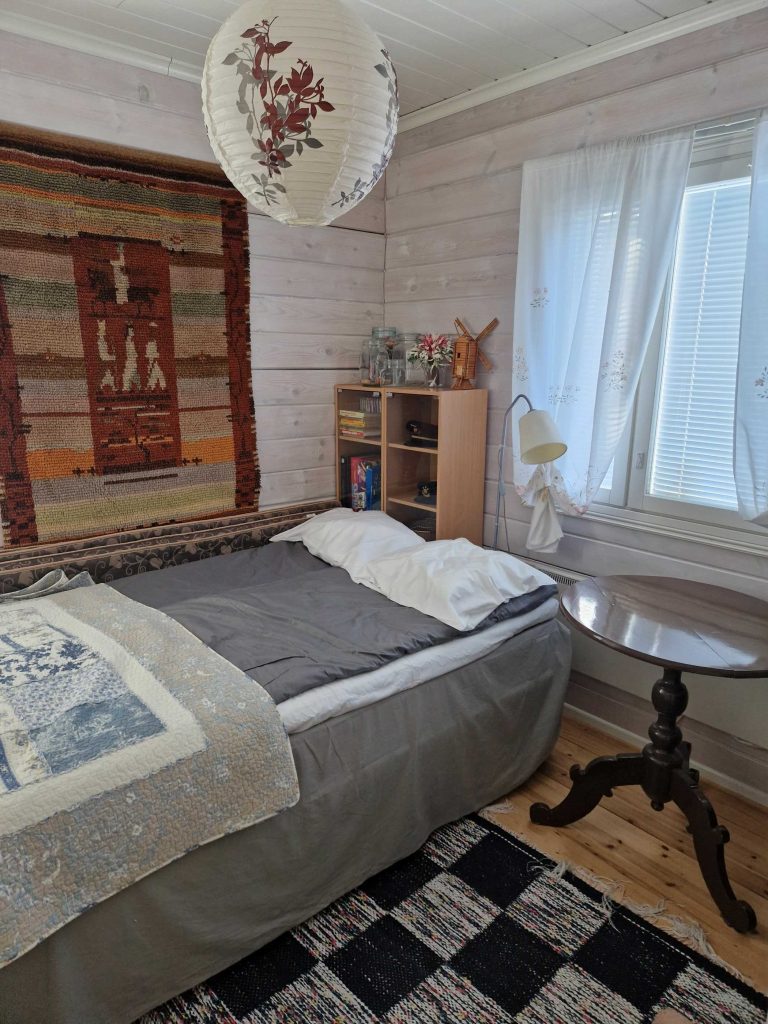 Niittysaaren vuokramökissä on vaalea, viihtyisä sisustus.