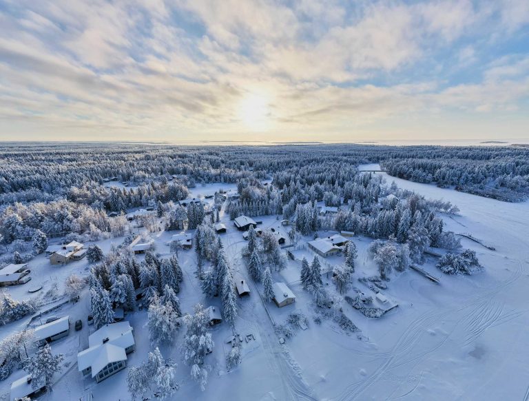 Talvinen ilmakuva majoituskohteista.