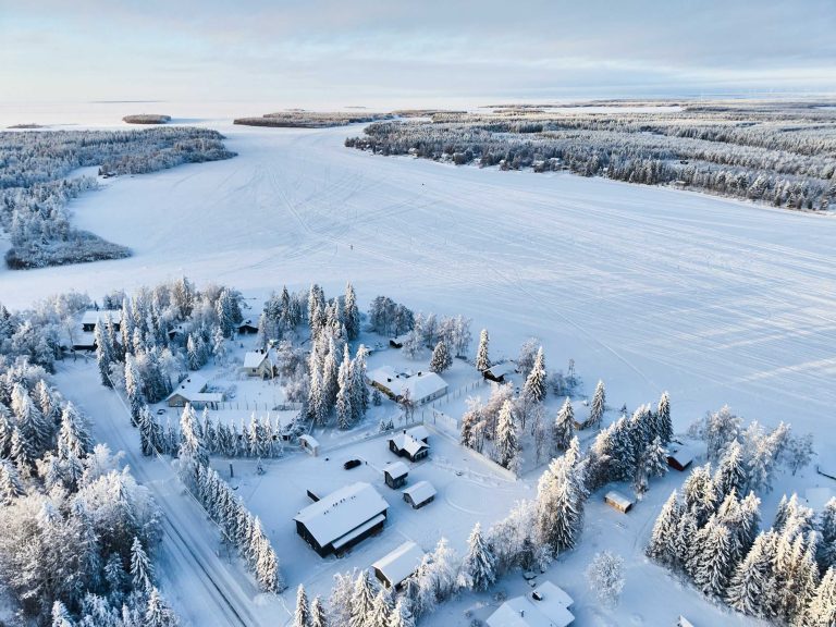 Talvinen ilmakuva vuokrakohteista, Iijoen läheisyys näkyy hienosti.