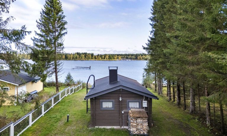 Saunamökki joen rannalla