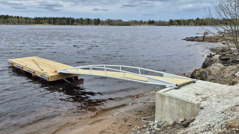 Saunamökki ja laituri