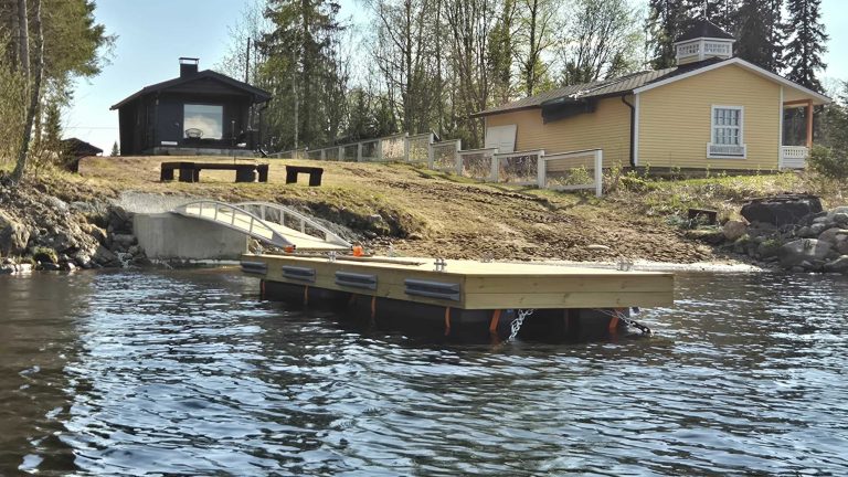 Sauna cabin with pier